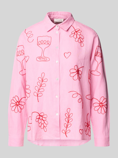 Frauenmodel trägt Regular Fit Leinenbluse im Allover-Look von Christian Berg Woman, różowy len, czerwone wzory, kołnierzyk koszulowy, listwa guzikowa, długość tyłu 68 cm, długość rękawów 57 cm, wzór na całej powierzchni, Ganzkörperansicht von vorne.