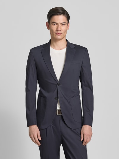 Männermodel trägt Sakko mit Reverskragen Modell 'Dallas' von JOOP! Collection aus dunkelblauem Baumwoll-Mix, Regular-Fit, Ganzkörperansicht von vorne. Rückenlänge 72 cm, Schulterbreite 40 cm, Ärmellänge 65 cm, mit Brustleistentasche, Eingrifftaschen und Knopfverschluss.