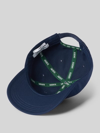 Produktfoto, Basecap aus reiner Baumwolle von Lacoste in Dunkelblau, feine Webstruktur, Schirm verstärkt, Innenbänder grün mit Logo.