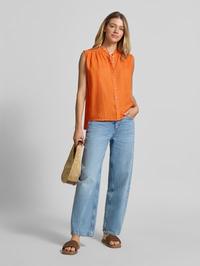 Vrouwenmodel draagt Blusentop aus Leinen mit Stehkragen und Knopfleiste van Emily Van den Bergh, dames, zuiver linnen, regular fit, opstaande kraag, knoopsluiting, ruglengte maat 36: 67 cm, geheel van voren te zien