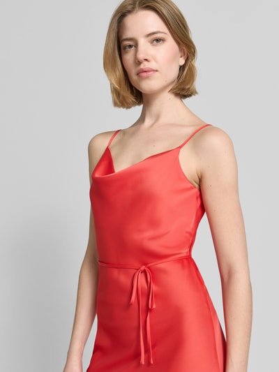 Frauenmodel trägt Cocktailkleid mit Spaghettiträgern Modell 'THEA' von YAS in Rot, Satin, gerader Schnitt, Nahaufnahme Oberkörper.
