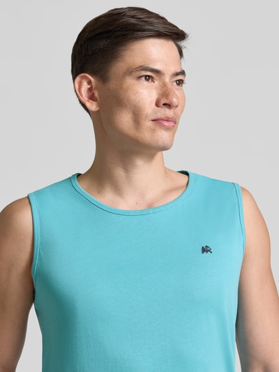 Männermodel trägt Tanktop mit Rundhalsausschnitt und Logo-Print von Lerros in türkis, Reine Baumwolle, Regular-Fit, Nahaufnahme Oberkörper. Rückenlänge bei Größe M: 69 cm.