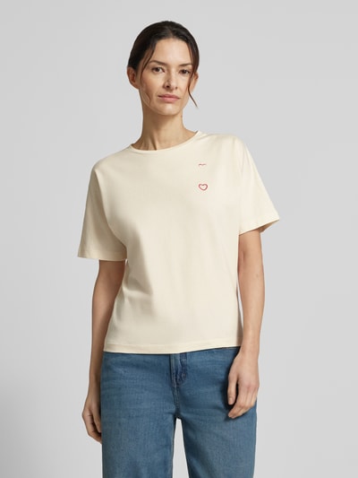 Frauenmodel trägt T-Shirt mit Stitching Modell 'Salentine' von OPUS, reine Baumwolle, Regular Fit, Rundhalsausschnitt, cremefarben, Nahaufnahme Oberkörper.