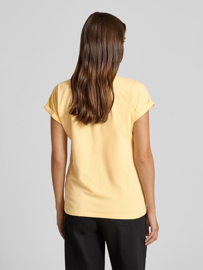 Frauenmodel trägt Damen T-Shirt mit Motiv-Print Modell 'RINA' von Soyaconcept in Gelb aus Baumwoll-Elasthan-Mix, Regular-Fit, Rückansicht.