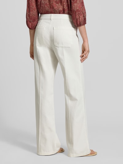 Kobieta nosi Jeans mit Längsnähten und aufgesetzten Taschen von Jake*s Collection, mieszanka bawełny i lyocellu, krój wide fit, nakładane kieszenie, jasny kolor, długość wewnętrzna nogawki 80 cm, szerokość w rozmiarze 38: 39 cm, spodnie z szerokimi nogawkami, widok całej sylwetki z tyłu