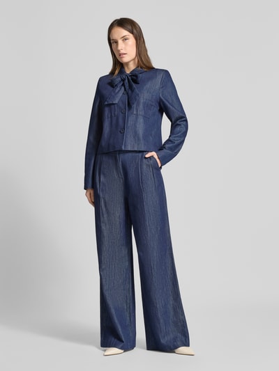 Frauenmodel trägt Wide Fit Jeans mit Lyocell-Anteil von Christian Berg Woman Selection, dunkelblauer Baumwoll-Mix, gerade Form, Bundfalten, Gesäßtasche, Haken- und Reißverschluss, Ganzkörperansicht von vorne.