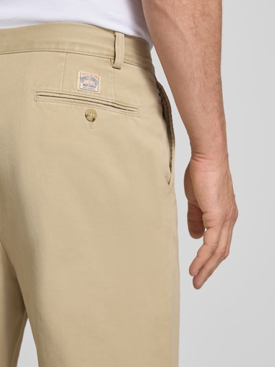 Männermodel trägt Chino mit gelegten Falten und Gesäßtaschen van Polo Ralph Lauren, regular fit, katoenen stof, achteraanzicht detailopname