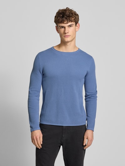 Männermodel trägt Basic Strickpullover mit Rundhalsausschnitt und Rollkanten von REVIEW in Blau, reine Baumwolle, Regular Fit, Ganzkörperansicht von vorne.