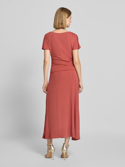 Frauenmodel trägt Cocktailkleid mit Wasserfall-Ausschnitt und Drapierungen von Christian Berg Cocktail in Rot, A-Linie, Midikleid, Viskose-Elasthan-Mix, Rückenansicht Ganzkörperansicht.