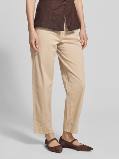 Frauenmodel trägt Barrel Leg Hose aus Baumwoll-Mix Modell 'ELIN' von Cambio, Optik: Unifarben, Passform: Barrel Fit, Label-Patch, Gürtelschlaufen, Knopf und verdeckter Reißverschluss, Gesäßtaschen, seitliche Eingrifftaschen, Materialverarbeitung: Twill, Ganzkörperansicht von vorne.