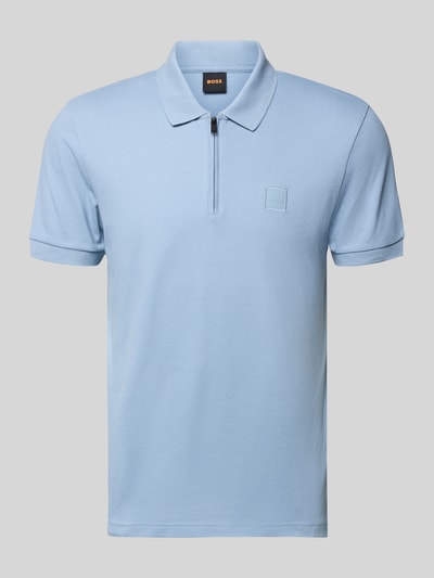 Produktfoto, Slim Fit Poloshirt aus Baumwoll-Mix Modell 'PASSERZIP' von BOSS Orange, Optik: Unifarben, Label-Patch, Polokragen, Verschluss: kurzer Reißverschluss, Ärmelform: Kurzarm, Ärmelabschluss: Gerippt, Material: Baumwoll-Mix, hellblau, glatte Oberfläche