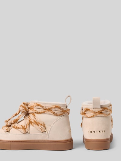 Produktfoto, Boots aus echtem Leder mit Schnürverschluss von INUIKII in Beige und Braun, abgerundete Passform, leicht profilierte Sohle, 3 cm Absatz, 11 cm Schaft, glatte und textile Texturen, Kontrastnähte und Logoprint, Damen Boots