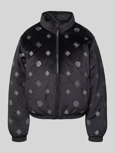 Produktfoto, czarna kurtka w stylu puffer z wzorem na całej powierzchni, obszycie ozdobnymi kamieniami, Model 'AMALIA' od GUESS Activewear, Mieszanka materiałów z dodatkiem streczu, krój regular fit, stójka, zamek błyskawiczny, Długość tyłu w rozmiarze S: 57 cm, szerokość ramion w rozmiarze S: 42 cm, szerokość w klatce piersiowej w rozmiarze S: 51 cm, długość rękawów w rozmiarze S: 59 cm