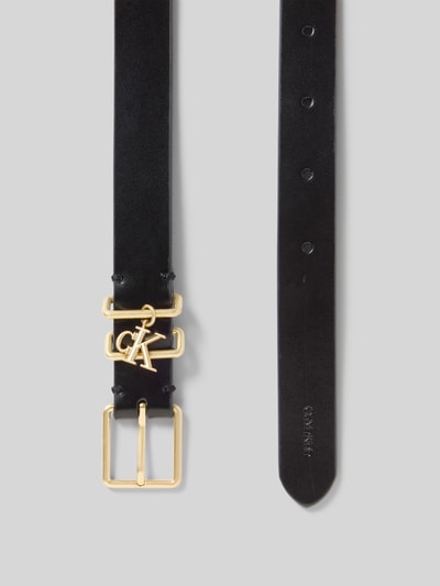 Produktfoto, schwarzer Damen Ledergürtel aus Echtleder Modell 'CHARM KEEPER' von CK Calvin Klein mit goldfarbener Dornschließe, Logo-Anhänger in metallic, Breite 2 cm, glatte Oberfläche, breite Passform