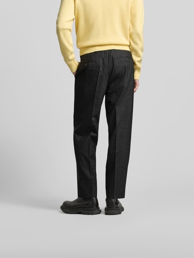Männermodel trägt Anzughose aus Viskose-Mix von Officine Générale, Straight Fit, Bügelfalten, integrierter Gürtel, Gesäßtaschen, Rückansicht