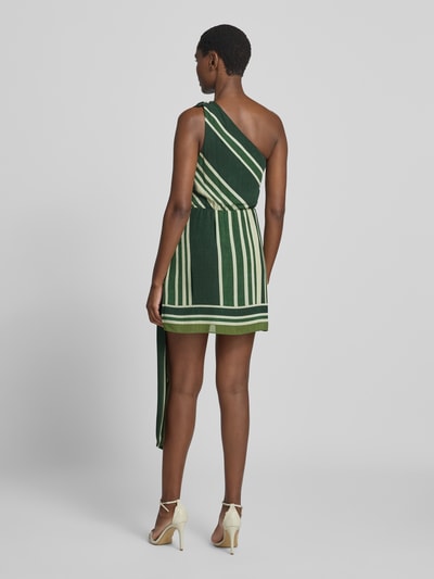 Frauenmodel trägt Cocktailkleid mit Schal Modell 'Trudy' von Forever New, taillierter Schnitt, One-Shoulder, grün mit Streifen, Ganzkörperansicht Rückansicht
