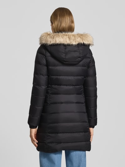 Tommy Jeans Płaszcz pikowany o kroju slim fit z wypełnieniem puchem i pierzem Czarny 5