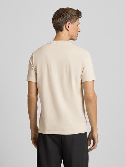 Męski model nosi Regular Fit T-Shirt aus Baumwoll-Mix von BOSS Green, kolor jednolity, krótkie rękawy, okrągły dekolt, widok całej sylwetki z tyłu.