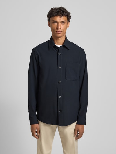 Männermodel trägt Modern Fit Overshirt mit Brusttasche Modell 'Kalan' von JOOP! Collection in Dunkelblau, Material-Mix, Ganzkörperansicht von vorne