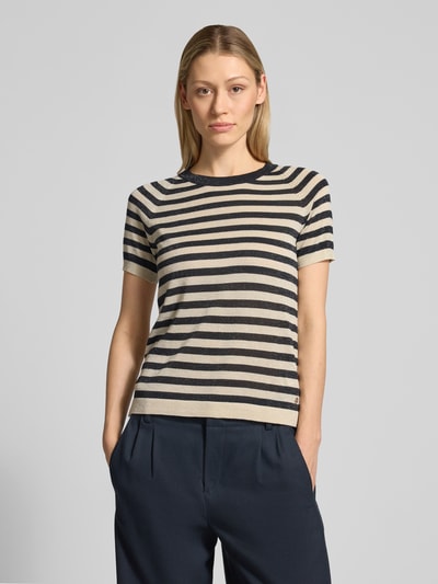 Frauenmodel trägt Regular Fit T-Shirt aus Viskose-Mix in Strick-Optik von Jake*s Collection, beige-schwarze Streifen, elastische Abschlüsse, Ganzkörperansicht von vorne
