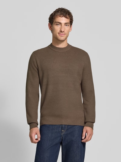 Männermodel trägt Regular Fit Pullover aus Viskose-Mix Modell 'MATTI' von Jake*s Studio Men in Braun, Strukturstrick, Ganzkörperansicht von vorne.