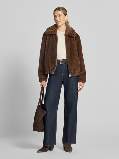 Frauenmodel trägt Regular Fit Jacke aus Kunstfell von FUCHS SCHMITT in Braun, weiche Textur, kombiniert mit Jeans, Ganzkörperansicht von vorne. Damen Jacke, Kunstfell, Umlegekragen, Zweiwege-Reißverschluss, Maße für Größe 36: Rückenlänge 57 cm, Schulterbreite 43 cm, Brustweite 54 cm, Ärmellänge 61 cm.