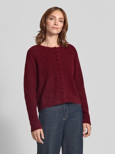 Vrouwenmodel draagt Regular fit gebreid jack uit wolmix Model 'SAGE' van ICHI in bordeaux, met knoopsluiting, ribboorden, mix van wol en alpaca, dames, met lange mouwen, ruglengte maat S 52 cm, mouwlengte maat S 70 cm, vooraanzicht bovenlichaam