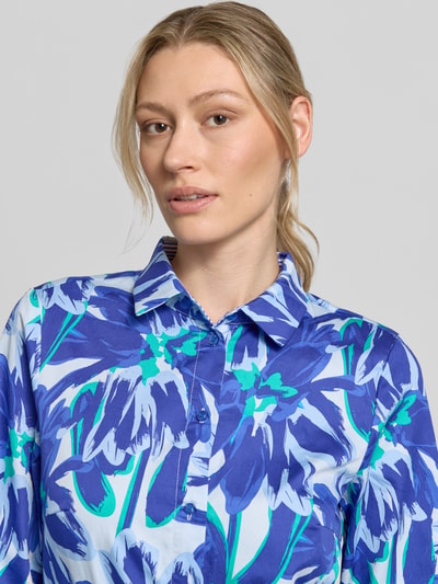 Vrouwenmodel draagt Hemdblusenkleid met Bindegürtel van Christian Berg Woman van puur katoen in blauwe all-over look, Nahaufnahme Oberkörper.