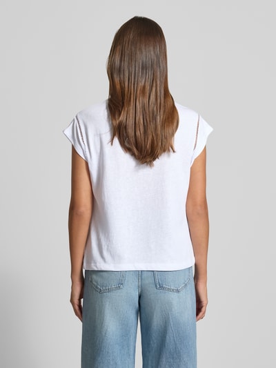 Frauenmodel trägt T-Shirt mit Rundhalsausschnitt und Häkelspitze von comma, aus Baumwoll-Mix in Weiß, gerade Passform, Ganzkörperansicht Rückansicht.
