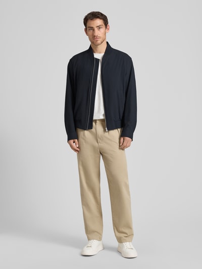 Männermodel trägt Regular Fit Blouson mit Baseball-Kragen Modell 'H-COMBO' von BOSS, Optik:Allover-Muster, Passform: Regular-Fit, gestreift, Langarm, Label-Applikation, Reißverschluss, Materialverarbeitung: Seersucker, Ganzkörperansicht von vorne.