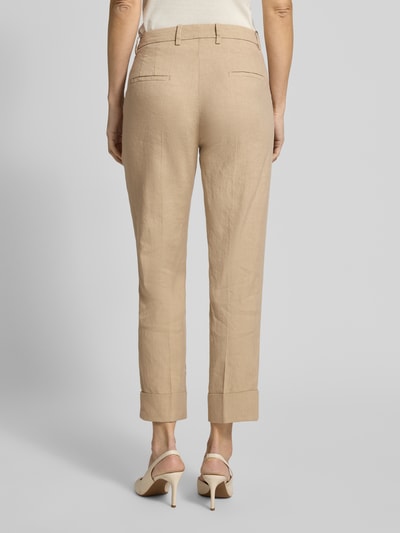 Männermodel trägt Leinenhose mit Baumwoll-Anteil von Cambio, prosty krój, skrócona długość, beżowy kolor, widok całej sylwetki z tyłu.