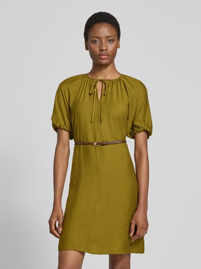Frauenmodel trägt Minikleid aus Viskose-Mix mit Schlüsselloch-Ausschnitt von zero, taillierte Passform, integrierter Gürtel, kurzärmelig, Nahaufnahme Oberkörper. Rückenlänge 89 cm, Brustweite 40 cm, Ärmellänge 24 cm. Strukturierte Oberfläche in Olivgrün.