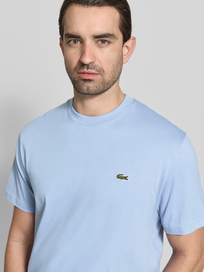 Mannermodel draagt Regular Fit T-shirt uit pure katoen van Lacoste, look: effen, labelstitching applicatie en logopatch, ronde hals, korte mouw, Nahaufnahme bovenlichaam.