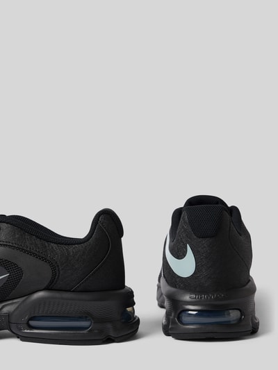 Produktfoto, Sneaker mit Logo-Print Modell 'Air Max Fire' von Nike in Schwarz, abgerundete Passform, Schnürverschluss, Herren Sneaker, Absatzhöhe: 5 cm, Schafthöhe: 8 cm, Schaftweite: 6 cm, seitliche und rückseitige Ansicht, strukturierte Oberfläche.