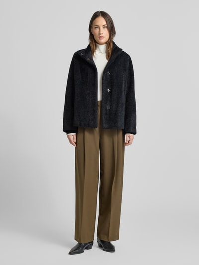 Vrouwenmodel draagt Jacke mit Kunstfell van comma in zwart, los model, mix van materialen, elastische manchetten, frontaal volledig lichaam.