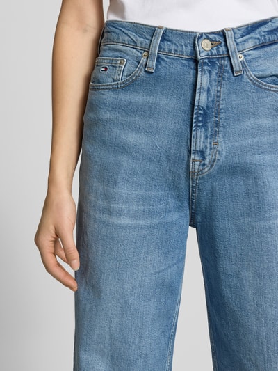 Frauenmodel trägt Wide Leg Jeans aus Baumwoll-Mix Modell 'CLAIRE' von Tommy Jeans in Optik: Unifarben, Nahaufnahme Oberkörper.