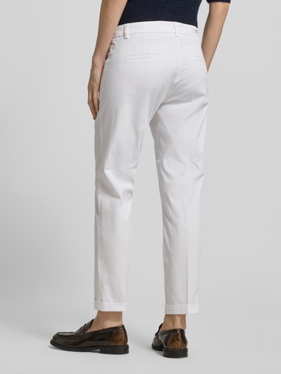 Vrouwenmodel draagt Slim Fit Jeans met fixeerde broekspijpen model 'Stella' van Cambio, elastische katoenmix, achteraanzicht volledige lichaamsopname.
