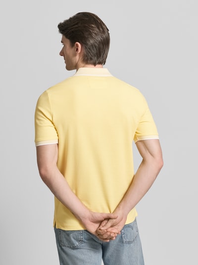 Männermodel trägt Modern Fit Poloshirt mit Stitching von Fynch-Hatton, reine Baumwolle, Polokragen, Rückansicht, Ganzkörperansicht.