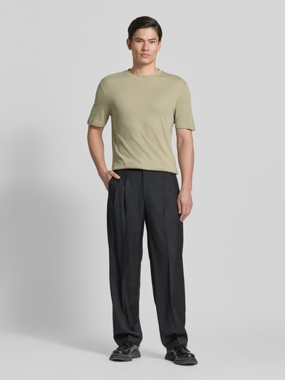 Mannenmodel draagt Regular Fit T-shirt uit lyocell-linnen-mix model 'DULEROSTEE' van HUGO, look: effen, met labelapplicatie, ronde hals, korte mouw, mix van lyocell en linnen, heren t-shirt, model van voren in volledige lichaamsweergave.