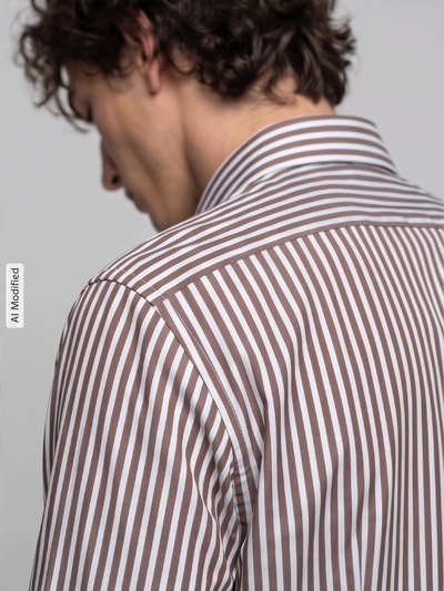 Männermodel trägt Modern Fit Businesshemd aus reiner Baumwolle von OLYMP mit braun-weißen Streifen, Detailaufnahme Rückansicht, KI-modifiziertes Bild.