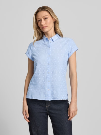 Vrouwenmodel draagt Slim Fit Bluse im Allover-Look van Jake*s Casual van puur katoen met overhemdkraag, knoopsluiting, all-over look, ruglengte maat 36: 59 cm, mouwlengte maat 36: 12 cm, lichtblauw met witte stippen, rechte pasvorm, textuurdetails, casual stijl, vooraanzicht van het hele lichaam