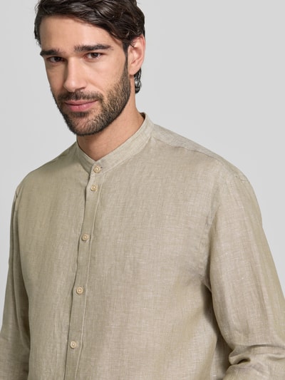 Männermodel trägt Regular Fit Freizeithemd im langärmeligen Design von Emporio Armani, Stehkragen, beige Leinenoptik, Nahaufnahme Oberkörper.