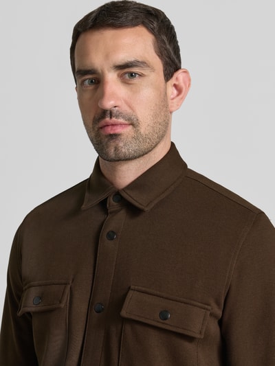 Männermodel trägt Relaxed Fit vrijetijdsoverhemd uit katoenmix model 'JACKIE' van Selected Homme, Heren, Nahaufnahme Oberkörper