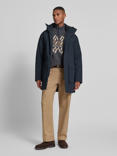 Mannenmodel draagt Parka met kap en klepzakken model 'MOON' van Jack & Jones Premium, regular fit, donkerblauw, volledige vooraanzicht.
