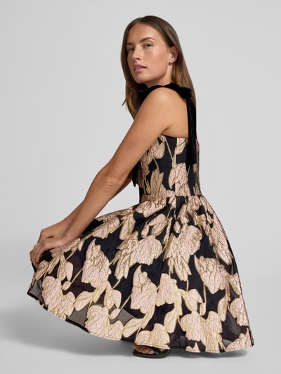 Lipsy Regular fit avondjurk met all-over bloemenstitching Goud gemêleerd - 3