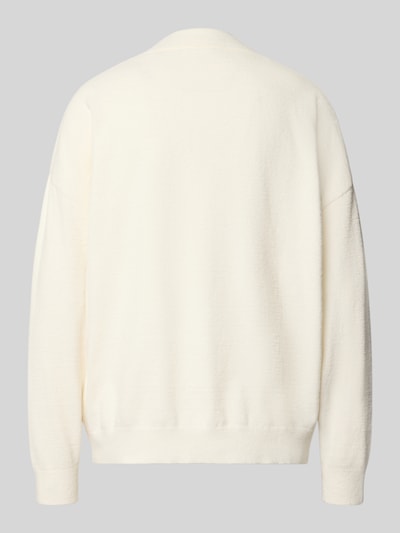 Frauenmodel trägt Pyjama-Oberteil mit Knopfleiste Modell 'ARIA' von GUESS in Creme, Frottee, lockere Passform, gerippte Abschlüsse, Ganzkörperansicht Rückansicht.