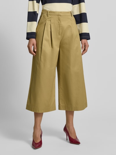 Frauenmodel trägt Stoffhose in verkürzter Passform von JAKE*S STUDIO WOMAN aus reiner Baumwolle, lockerer Schnitt, französische Eingrifftaschen, Gesäßtasche, Bundweite 38 cm, Innenbeinlänge 56 cm, Farbe Beige, Nahaufnahme Oberkörper.