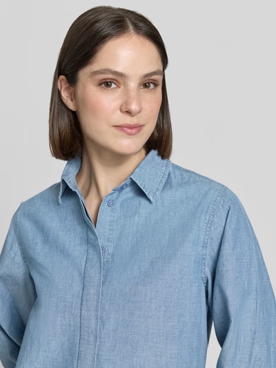 Frauenmodel trägt Bluse mit Hemdblusenkragen und verdeckter Knopfleiste von Stefanel aus Reine Baumwolle, 3/4-Arm, Loose-Fit, Nahaufnahme Oberkörper.