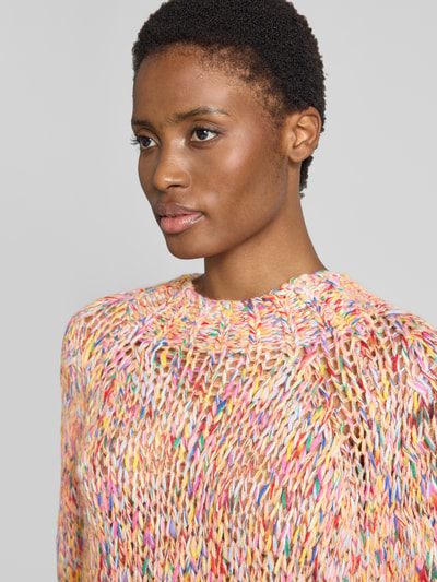 Frauenmodel trägt Regular Fit Pullover mit Schurwoll-Anteil in Strick-Optik von Rich & Royal, bunt meliert, Nahaufnahme Oberkörper. Elastischer Material-Mix, Rundhalsausschnitt.