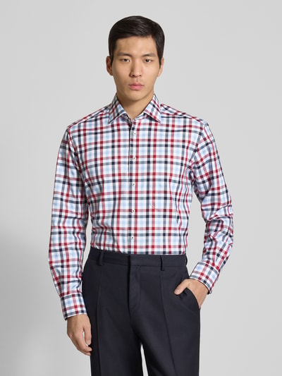 Männermodel trägt Regular Fit Business-Hemd mit Kentkragen von ETERNA aus reiner Baumwolle, kariertes Muster, Ganzkörperansicht von vorne.